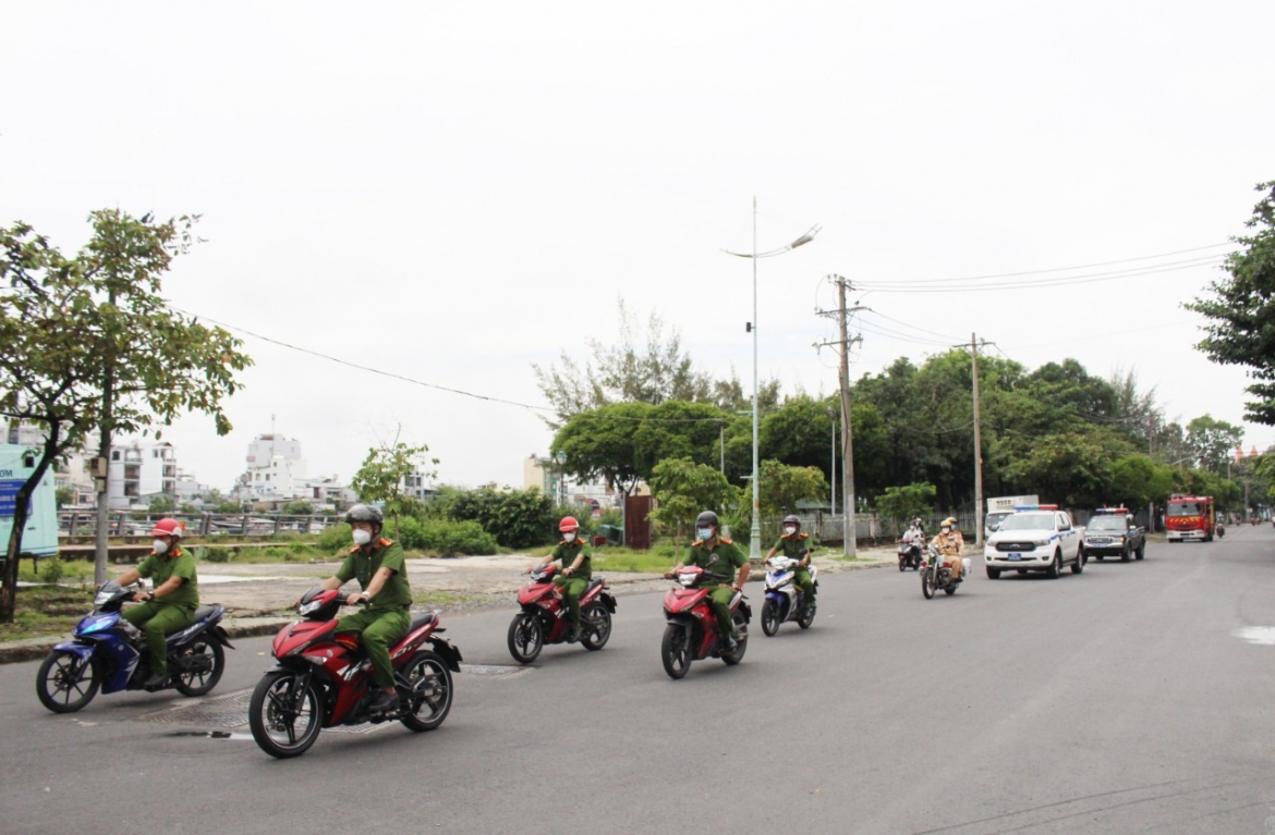 Công an TP.HCM ra quân tấn công tội phạm và phòng chống Covid-19